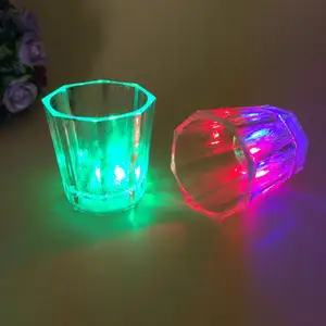 แก้วน้ำดื่มมีไฟแฟลช LED หลากสีสำหรับงานปาร์ตี้บาร์บาร์บาร์