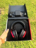 Auriculares Inalámbricos para Juegos HyperX Cloud III, 2.4GHz, Baja Latencia (<30ms), Audio Espacial DTS, Controles Táctiles, Pantalla Digital