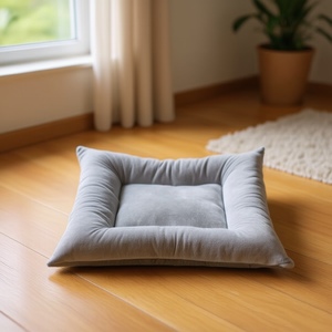 Cuscino per Cani in Velluto Cristallino Grigio con Base Antiscivolo, Letto Premium per Animali Domestici - Product Image 3