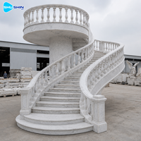 Balustrade d'escalier en spirale en marbre blanc, durable, en pierre sculptée à la main, pour villa, manoir, hôtel, décoration intérieure et extérieure