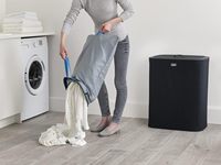 Nouveau panier à linge de 90 L avec séparation, panier à linge avec pédale et couvercle, 2 sacs à linge amovibles avec poignées