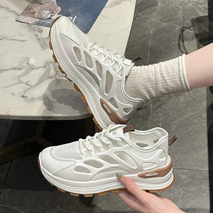Baskets blanches fines et respirantes en maille pour femmes, chaussures de sport décontractées polyvalentes à semelle épaisse et légère avec découpes, collection été 2026 - Product Image 2