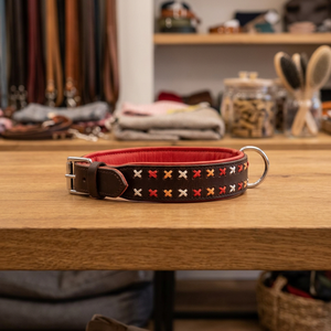 Collar de cuero acolchado para perro, accesorio hecho a mano con diseño de punto cruzado - Product Image 2
