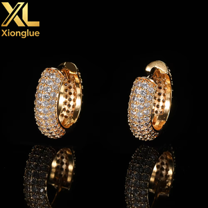 Pendientes de Aro Huggie de Oro Laminado en 18k con Circonitas Cúbicas Pavé, Joyería Hip Hop, Regalo de Boda y Compromiso de Moda para Mujer - Product Image 1