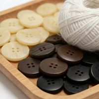 Kancing Resin Bulat Bergaris Hitam Coklat Khaki 4 Lubang 14L 16L 18L 20L 24L 28L 32L 36L untuk Jas dan Mantel