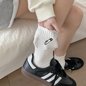 Nouvelles chaussettes mi-mollet unies délavées pour hommes et femmes, avec motifs chic, tendance, élégantes, confortables et extensibles, pour un style décontracté. - Product Image 2