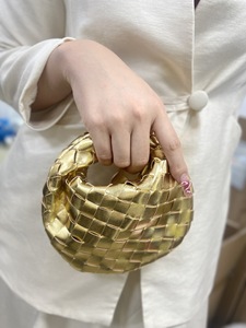 Mini Borsa a Mano Intrecciata di Lusso Personalizzata, Borsetta alla Moda Fatta a Mano in Pelle Vegana PU con Nodo, Borsa Mezzaluna Intessuta a Mano Estate 2025 - Product Image 5