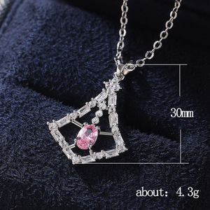 Elegante Collana con Ciondolo in Pietra Rosa per Donne, Charm Creativo a Forma di Abito, Catena per Clavicola, Gioiello alla Moda, Regalo - Product Image 5