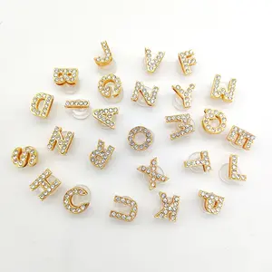 Venta al por mayor de diamantes de imitación de oro ostentosos decoración de zapatos alfabeto de metal de lujo 26 letras encantos de la A-Z para zuecos y toboganes de burbujas