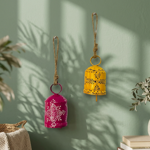 Campana de Metal Hecha a Mano para Colgar en la Pared, Decoración de Estilo Tradicional en Rosa y Amarillo, Decoración Navideña para Interiores - Product Image 3
