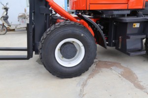 Chariot élévateur 4x4 3T Diesel tout-terrain, pour travaux en montagne, usage intensif, certifié CE - Product Image 5