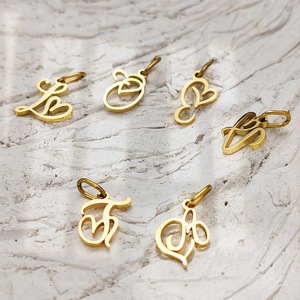 Amuleto con Letra en Forma de Corazón |   Colgante de Letra Inicial del Alfabeto en Acero Inoxidable Chapado en Oro PVD de 18K para la Creación de Joyas |   Resistente al Agua y Duradero - Product Image 4