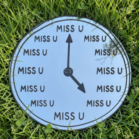 Penjualan Panas MISS U Clock Cermin Bentuk Tidak Beraturan Anime OEM/ODM Cermin Dinding Akrilik Tahan Lama Tidak Mudah Pecah untuk Dekorasi Rumah.