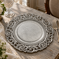 Assiette de présentation classique de luxe 13 pouces en plastique thermolaqué, argentée, à bord ajouré baroque et finition texturée, pour la restauration hôtelière