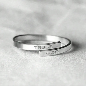 Anelli Unisex Certificati CE Regolabili con Incisione 'Trust God' in Acciaio Inossidabile, Impermeabili e Resistenti al Sudore - Product Image 3