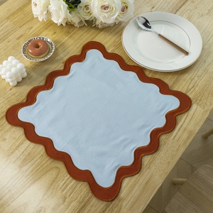 Set de table en tissu bicolore à bords festonnés, réutilisable, vente en gros pour restaurants, banquets et tables d'événements commerciaux - Product Image 1
