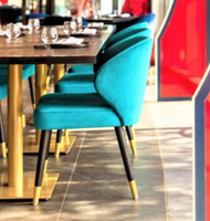 Ensemble de meubles de style nordique pour café : table en bois avec chaises en tissu violet pour café, salon de thé, restaurant