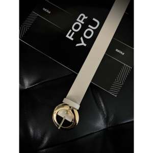 Cinturón para mujer Fiori con hebilla redonda dorada en forma de D, estilo casual de cuero PU para uso diario - Product Image 1