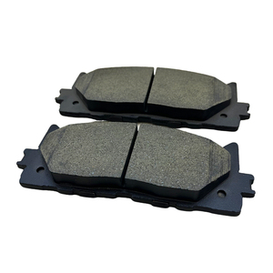 Plaquettes de frein en céramique, faible production de poussière, silencieuses et sans cuivre, résistance aux hautes températures, pour voitures, compatibles avec divers modèles pour répondre aux exigences du marché mondial. - Product Image 1