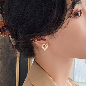 ต่างหูรูปหัวใจน่ารักสำหรับผู้หญิง ต่างหูรูปหัวใจแบบมันเงา เครื่องประดับแฟชั่นประจำวัน - Product Image 3