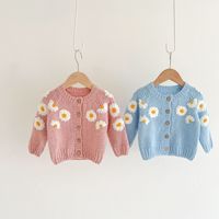 Prêt à expédier, adorable cardigan en tricot pour bébé avec boutons en forme de marguerite, pull pour fillettes, vêtements d'extérieur