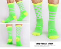 Vente en gros de chaussettes de cyclisme pour hommes Chaussettes de sport en nylon Chaussettes de cyclisme à compression et personnalisées