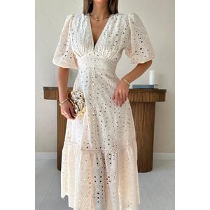 Robe beige trapèze brodée à œillets, col rond, taille naturelle, tissée, respirante, décontractée pour le quotidien - Product Image 2