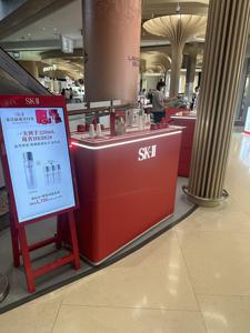 รถเข็นโชว์เครื่องสำอาง LUX Custom Beauty พร้อมโครงสีทอง, รถเข็นขายสินค้าดูแลผิวสีชมพูสำหรับห้างสรรพสินค้า - Product Image 2
