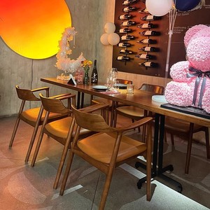 Set <span class=keywords><strong>tavolo</strong></span> e sedia in legno massello rustico industriale moderno per ristoranti occidentali e locali musicali giapponesi per bar da tè ospedali - Product Image 2