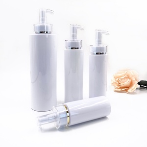 ขวดพลาสติกบรรจุภัณฑ์เครื่องสำอางสีขาวแบบมีปั๊มลายเส้นสีทอง/สีเงินหรูหรา ขนาด 150 มล. 200 มล. 250 มล. 500 มล. สำหรับแชมพู ผลิตภัณฑ์บำรุงผิว และโลชั่นทาตัว ขายส่ง - Product Image 1