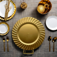Assiettes de présentation de luxe en plastique PP doré de 13 pouces, durables, à bord festonné, pour la décoration de tables de mariage et de fêtes