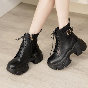 Bottines à plateforme imperméables noires avec semelle en cuir et semelle à crampons - Product Image 6