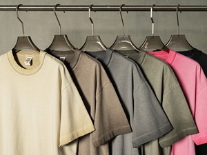 เสื้อยืดแขนสั้นผ้าฝ้ายทรงโอเวอร์ไซส์ปักโลโก้ตามสั่ง พร้อมแผ่นผ้าตกแต่งที่ไหล่ ลายบาติกฟอกสีแบบทำเก่า สำหรับผู้ชาย - Product Image 2