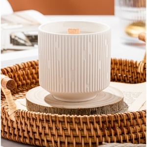 Velas perfumadas de cera de soja de aromaterapia de lujo con tarro de cerámica blanca hecho a mano para decoración navideña del hogar - Product Image 1