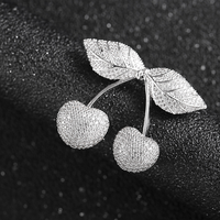 Broche en laiton plaqué or 18 carats avec zircone cubique, motif cerise mignonne pour filles, idéale pour hijab, diamant décoratif, sûre pour les fêtes ou comme cadeau
