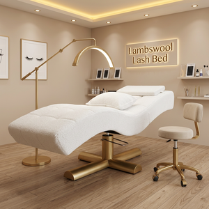 Cama de Belleza Hidráulica de Lujo con Base Dorada y Taburete para Técnico, para Extensión de Pestañas, con Tapicería de Lana de Cordero - Product Image 1