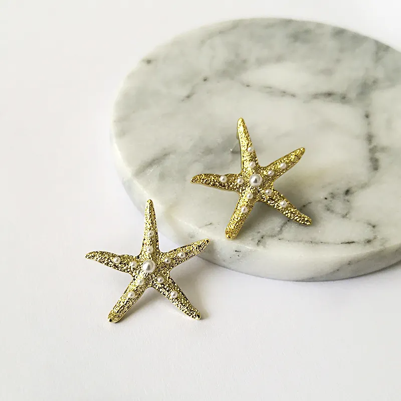 Pendientes de estrella de mar con textura dorada para mujer, aretes pequeños de perlas de imitación, aretes de tuerca geométricos con estilo, 2019