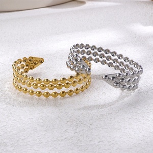 Vente en gros de bracelets de manchette tendance en forme de C à grain ouvert en acier inoxydable plaqué or 18 carats bracelets réglables à pois - Product Image 3