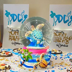 Globo de Nieve Personalizado con Diseño de Edificio Estilo Americano, Figura de Resina Artesanal con Copos de Nieve, Recuerdo Hecho a Mano para Aniversario - Product Image 2
