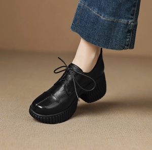 Zapatos de mujer de cuero negro con suela gruesa. Adecuado para el trabajo, desplazamientos y uso profesional. - Product Image 4