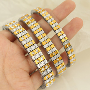 Brazalete elástico de dos tonos con circonitas incrustadas, de acero inoxidable, resistente al deslustre, estilo vintage, apilable, para parejas. - Product Image 2