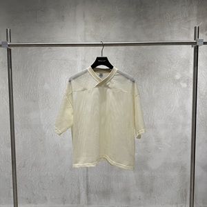 T-shirt <span class=keywords><strong>d</strong></span>écontracté à col en V en maille haute densité 240 GSM, respirant et à séchage rapide, disponible en 4 couleurs, idéal pour la superposition et le streetwear pour hommes – Vente en gros - Product Image 2
