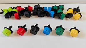 Goteador de flujo ajustable con tapa roja pequeña de ocho orificios. Venta directa de fábrica. Gotero de microrriego de plástico rojo para jardinería. - Product Image 4