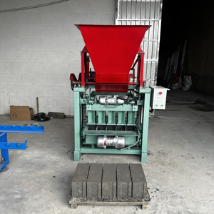Máquina automática de fabricación de ladrillos con tolva 4-35A para pequeñas inversiones, fábrica de ladrillos a pequeña escala, máquina de bloques de hormigón de bajo costo - Product Image 2