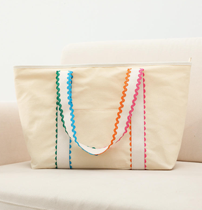 Bolsa de compras de gran capacidad a la moda, bolsa de playa de lona beige, bolso de mano con volantes, bolso tote grande con logo impreso personalizado - Product Image 3