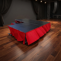 Plateforme de scène avec jupes de scène rouges, plateforme carrée de 1m x 1m pour événements