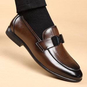 Mocassins pour hommes à bout rond, à enfiler, avec doublure en maille respirante, semelle extérieure en caoutchouc, décoration à boucle, couleur unie, chaussures de conduite - Product Image 1