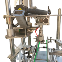 Machine de capsulage à vis industrielle robuste en acier inoxydable à trois mâchoires pour seaux d'urée, fûts d'huile et conteneurs d'engrais