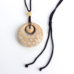 Nouveau Pendentif Donut en Cristal de Jade Corail Naturel Sculpté, Design Artisanat, Motif Mère-Enfant, pour la Fabrication de Bijoux - Product Image 5