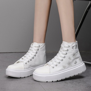 Chaussures montantes tendance en toile pour femme, toutes saisons, grande taille, confortables, doublure en coton, broderie fleurs et papillons - Product Image 3